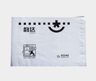 塑料快遞袋使用較多的是用聚乙烯材料做成，具有成本低，使用方便，防水性能好的特點。多用于運送文件、單據(jù)、資料、貨物等所包裝用的袋子。又稱為速遞袋、郵寄袋、快遞打包袋。體輕，富有彈性，有良好的抗沖擊性，無毒、無味、防潮、耐腐蝕，環(huán)保性較強，并且回收力度較大。