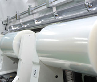 多層高阻隔膜是由多層共擠吹膜機利用不同塑料材料阻隔性能和相差迥異共擠出的薄膜。不同的塑料材料阻隔的性能相差迥異，共擠薄膜可將各種功能不同的塑料共擠復(fù)合成一張薄膜，達到對氧氣、水、二氧化碳、氣味等高阻隔的效果。此外，耐油、耐潮濕、耐120℃的高溫蒸煮、耐低溫冷凍、保質(zhì)、保鮮、保氣味?？捎糜谡婵瞻b、無菌包裝、充氣包裝；