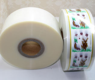 "食品復(fù)合膜是由PE等薄膜材料符合而成， 廣泛適用于包裝、食品、藥品等產(chǎn)品，具有環(huán)保、無臭無異味、熱封性能好、阻隔性好、遮光性強、耐油、強度高等特點。"