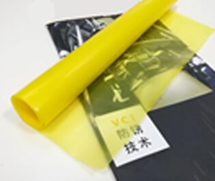 本公司采用三層共擠吹膜機，由內(nèi)層模體、中層模體、外層膜體組成，分別將三層共擠的膜體配方進行配比，配三種不同屬性的合金擠出機，配套合適的高精度模具和德系風(fēng)環(huán)，均勻混合擠出，一次性吹制的薄膜。本公司設(shè)備吹制的防銹膜在不破損的情況下，使用壽命長，防銹能力強，成本低等特點。