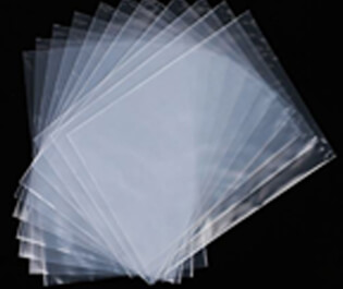 藥用聚乙烯袋因其優(yōu)良的耐低溫性能及良好的化學穩(wěn)定性和電絕緣等性能，被廣泛應用于原料藥粉、食品粉末、化工粉料的轉(zhuǎn)運和暫存。此外，在食品行業(yè)中，還可以與紙板、鋁箔共同組成食品的包裝容器，主要阻隔液體滲漏和微生物侵襲的作用。