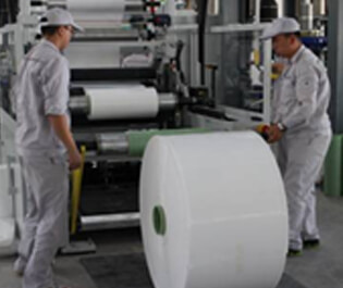 "FFS重包裝袋為制袋(Film)—裝料(Fill)—封口(Seal)一體化的縮寫，是歐洲新發(fā)展起來的一種高速包裝技術(shù)，包裝效率高且成本低，是包裝行業(yè)內(nèi)里的高科技產(chǎn)品。相比塑編袋，其原料配比獨特，性能優(yōu)越環(huán)保，設(shè)備裝置先進，便于回收利用，符合國際通用的第四類環(huán)保包裝材料要求。耐撕裂、防粘連、抗靜電、抗氧化、高光澤度。 "