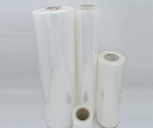 熱收縮膜用于各種產(chǎn)品的銷售和運輸，其主要作用是穩(wěn)固、遮蓋和保護產(chǎn)品。收縮膜必須具有較高的耐穿刺性，良好的收縮性和一定的收縮應(yīng)力。在收縮過程中，薄膜不能產(chǎn)生孔洞。由于收縮膜經(jīng)常適用于室外，因此需要加入UV抗紫外線劑。